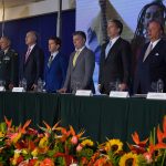 El Presidente Santos, acompañado por los ministros de Justicia, Enrique Gil y de Defensa, Luis Carlos Villegas, así como por el embajador de Estados Unidos, Kevin Whitaker, encabeza el lanzamiento del programa "Antioquia libre de coca"
Foto: Efraín Herrera - SIG
