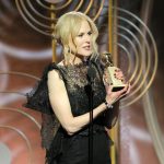 Nicole Kidman recoge su Globo de Oro como Mejor actriz de serie limitada por 'Big Little Lies' y su retrato de mujer maltratada y poderosa.