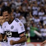 Los jugadores de Olimpia celebran el gol.