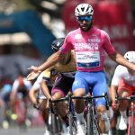 Fernando Gaviria celebra su triunfo en la segunda etapa de la Colombia Oro y Paz