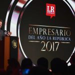 Tenemos una economía mucho más sólida, expresó el Jefe del Estado este jueves en la entrega del Premio Empresario del Año. Hizo un llamado al optimismo y señaló que están sentadas las bases para un mayor crecimiento.