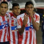Luis Carlos Ruiz (con la seña de tres) festeja el gol del triunfo ante el Cali. Junto a él lo acompañan Luis Díaz y David Murillo.	Rafael Polo-EL HERASLDO