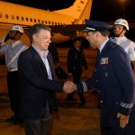 A su llegada a Brasilia el Presidente Juan Manuel Santos fue recibido por el brigadier de la Fuerza Aérea de Brasil, Ary Soares Mesquita.