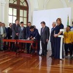 Instante de la radicación del proyecto de Ley. Acompañan al presidente de la República, Juan Manuel Santos, de izquierda a derecha: Mauricio Cárdenas, Ministro de Hacienda; Guillermo Rivera, ministro del Interior; Efraín Cepeda, presidente del Senado; Gregorio Eljad, secretario del Senado; Baltazar Medina, presidente del COC, y Clara Luz Roldán, directora de Coldeportes, además de deportistas.