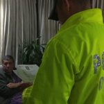 Un grupo especial de la Policía concretó la captura de Aguilar esta tarde en Cali. El uniformado le lee sus derechos Foto: Policía Nacional
