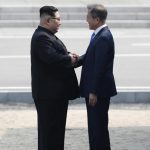 Durante el saludo Moon también piso brevemente el territorio norcoreano.
