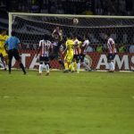 Acción del gol en propia puerta de Luis Carlos Ruiz. Foto: Josefina Villarreal ,EL HERALDO