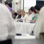 Las FARC pidieron perdón por el asesinato hace quince años del entonces Gobernador de Antioquia, Guillermo Gaviria, del ex ministro Gilberto Echeverri y de ocho militares. Yolanda Pinto, viuda de Gaviria, aceptó la solicitud en aras de la paz.