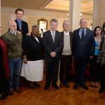 El Presidente de la República y los once miembros de la Comisión para el Esclarecimiento de la Verdad, la Convivencia y la No Repetición, que tomó posesión este martes en la sede presidencial.