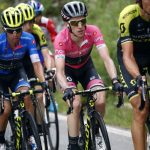 Esteban Chaves junto a su compañero de equipo, Simon Yates.