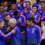 Un abrazo entre el Presidente Santos y el técnico Pekerman marcó la despedida que tributó este jueves el país a la Selección Colombia, rumbo al Mundial.