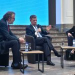 El Presidente Juan Manuel Santos en el Foro Resolución de Conflictos: El Caso Colombiano, en compañía del periodista británico John Carlin y la Alta Representante de la Unión Europea, Federica Mogherini.