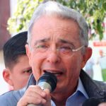 Uribe y estudiantes universitarios en Cali