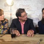Gustavo Petro y su fórmula vicepresidencial Angela María Roblero se tomaron un café con Betancourt y discutieron políticas de paz.