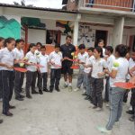 cpmpartiendo coln los estudiantes su clase de educacion fisica