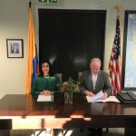 La Embajadora de Colombia en Sudáfrica, María Eugenia Correa Olarte, en compañía del Director de la Misión para el África Austral de Usaid, John Groerke, durante la suscripción del memorando de entendimiento.