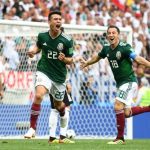 Hirving Lozano celebra el gol que tiene adelante a México.