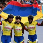 Fabriana Arias, Johana Viveros y Kerstinck Sarmiento celebrando una medalla de oro para Colombia Foto tomada de la página web www.fedepatin.org.co