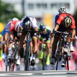 Peter Sagan saluda al público tras su primer triunfo en el Tour 2018.2