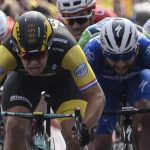 Fernando Gaviria aparece detrás de Dylan Groenewegen, ganador de la octava etapa del Tour 2018