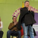 El Presidente Juan Manuel Santos luce una hermosa ruana obsequiada por los habitantes de Toca, donde promulgó la Ley Bicentenario.