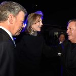 El Presidente Juan Manuel Santos y su esposa María Clemencia saludan al empresario Mario Hernández, quien fue homenajeado con motivo de los 40 años de su empresa marroquinera.