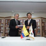 El Ministro de Transporte, Germán Cardona Gutiérrez, y el Embajador de Corea del Sur en Colombia, Kim Doo Sik, expresaron su satisfacción por este acuerdo que beneficiará a los conductores visitantes de los dos países. Colombia ya tiene acuerdos similares en temas de licencias de conducción con Perú y España.