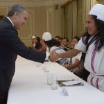 Bienvenida del Presidente Duque a un líder indígena de la Sierra Nevada, durante el histórico encuentro en la Casa de Nariño.