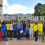 El secretario general del Comité Olímpico Colombiano, Ciro Solano, acompañado por los atletas olímpicos que participarán en octubre en los Juegos Olímpicos de la Juventud Buenos Aires 2018
