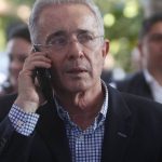Senador Uribe con celular
