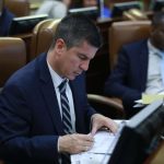 – Representante Ricardo Ferro busca congelar el tributo por tres años.
