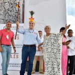 La líder guajira Francisca Sierra, conocida como Mamá Franca, le entregó este sábado al Presidente Iván Duque el Karras, símbolo de autoridad, y el bastón de mando de los wayuu.