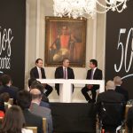 El Presidente Iván Duque, acompañado por el director de Coldeportes, Ernesto Lucena y el periodista César Augusto Londoño, durante la ceremonia realizada en el Palacio de Nariño.