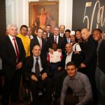 El Presidente Iván Duque, con varios deportistas y ex deportistas, durante la celebración de los 50 años de Coldeportes.