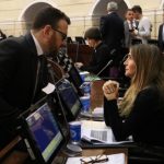 La senadora Nadia Blel dialoga con el también congresista Andrés García.