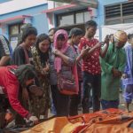 AP
 Los habitantes de la zona afectada buscan por sus familiares en los cadáveres de las víctimas del tsunami en Carita, Indonesia, el domingo 23 de diciembre del 2018.
