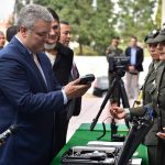 El Presidente Duque conversa con una patrullera de la Policía de Tránsito y Transporte, mientras observa uno de los aparatos para detección de alcoholemia. Hoy el Gobierno le presentó al país una nueva plataforma para reducir la accidentalidad vial.