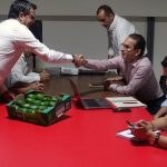 Foto MinAgricultura Andres Valencia en planta de aguacate Pacific Fruits motor