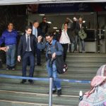 El cónsul adjunto de España en Caracas, Julio Navas (izquierda), acompaña la salida de los periodistas Gonzalo Domínguez (centro), Maurén Barriga y Leonardo Muñoz. Miguel Gutiérrez / EFE