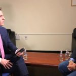 El presidente de Colombia, Iván Duque, derecha, en entrevista con la Voz de América dijo que ""el cáncer que ha tenido Venezuela y que ha arruinado a Venezuela ha sido la dictadura".
