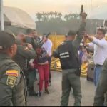  Miembros de la Guardia Nacional Bolivariana depusieron sus armas en el puente Simón Bolívar.