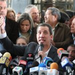 El líder de la oposición venezolana Juan Guaido, a quien muchas naciones han reconocido como el legítimo gobernante interino del país, habla durante la reunión con empleados públicos en Caracas, Venezuela, 5 de marzo de 2019.