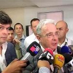 El senador Álvaro Uribe, durante rueda de prensa, en Fenalco de Cali. Lo acompaña el congresista Gabriel Velasco.